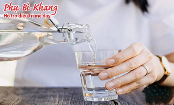 Uống nước giúp thanh lọc cơ thể, làm mát da, giảm ngứa
